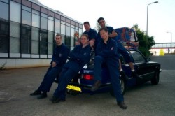 De motorkap hangt bij de kapstok van het Walhalla